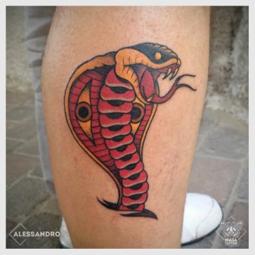 Fotografia di un polpaccio maschile con tatuato