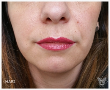 Fotografia di labbra di donna con tatuaggio semipermanente ad effetto rossetto (guarite) eseguito da Marianna bevilacqua presso lo studio Maia Tattoo di Milano Cornaredo