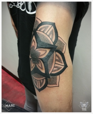 Fotografia di un gomito di uomo con un mandala eseguito come copertura di una stella già esistente, fatto da Marianna Bevilacqua Presso il Maia Tattoo di Milano Cornaredo