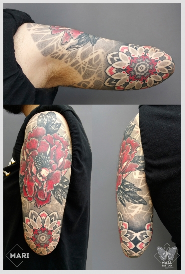 Fotografia di un braccio maschile con un Tatuaggio in stile ornamentale e dotwork con soggetti quali Peonia e Mandala e texture di sfondo, eseguito da Marianna Bevilacqua presso il Maia tattoo di Milano Cornaredo 