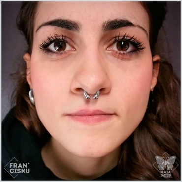 Fotografia di un viso di ragazaa con Piercing al setto guarito e dilatato a 3,2mm eseguito da Francesco Deschino presso il Maia Tattoo Studio di Milano Cornaredo