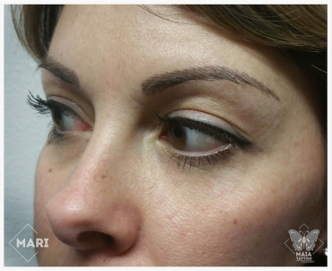Fotografia di un viso con tatuaggio semipermanente alle sopracciglia con lavorazione a peletto eseguito da Marianna bevilacqua presso lo studio Maia Tattoo di Milano Cornaredo
