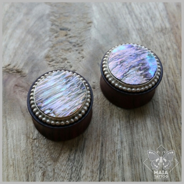 Fotografia di dilatazioni per orecchie in legno ebano con inserti in madreperla ed argento, realizzati a mano da Meesteco, disponibili presso Maia Tattoo di Milano Cornaredo